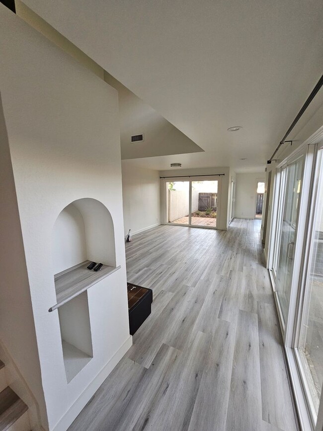 Building Photo - Gorgeous COMLETELY RENOVATED 3 Bed/2.5 Bat...