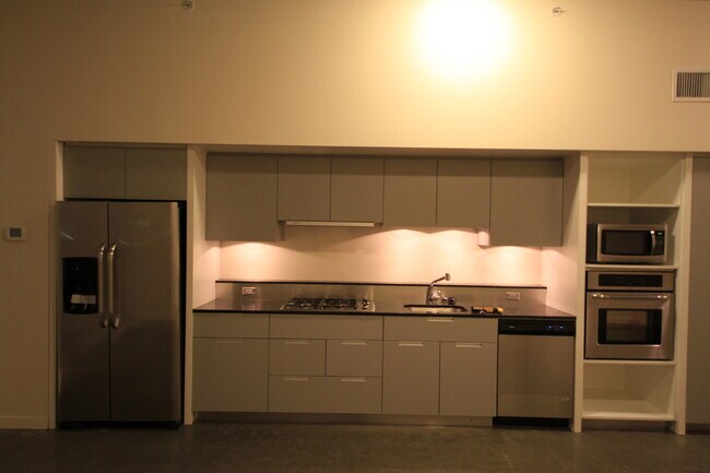 Building Photo - Location! 1Bed, 1 Bath unit in the heart o...