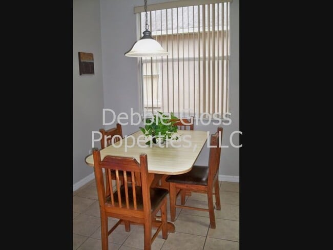Building Photo - STUDENT FRIENDLY! FURNISHED, Large Open Fl...