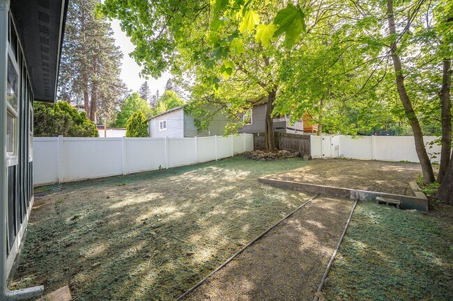Building Photo - New Updated 3 Bed 2 Bath Lower South Hill Home!