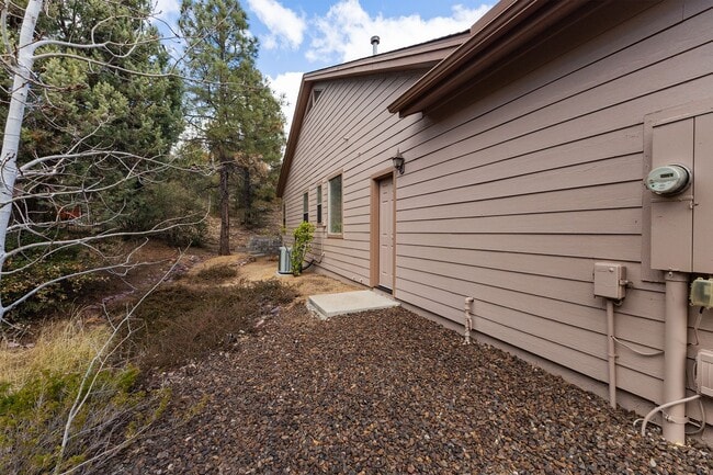 Building Photo - 4 Bedroom, 2 Bathroom Home in Timber Ridge