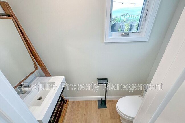 Building Photo - 1154 Essex Way