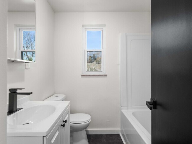 Building Photo - AVAILABLE NOW! STUNNING 3 BEDROOM IN PENN ...