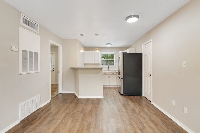 Building Photo - 1512 Broadmoor Dr