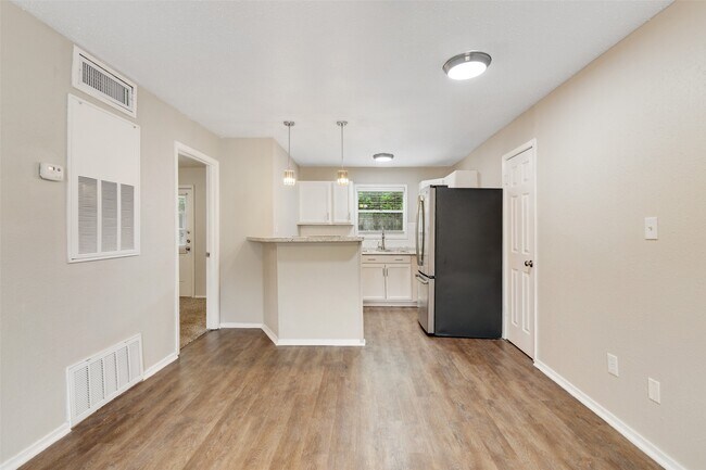 Building Photo - 1514 Broadmoor Dr