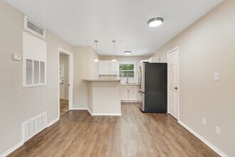 Building Photo - 1512 Broadmoor Dr