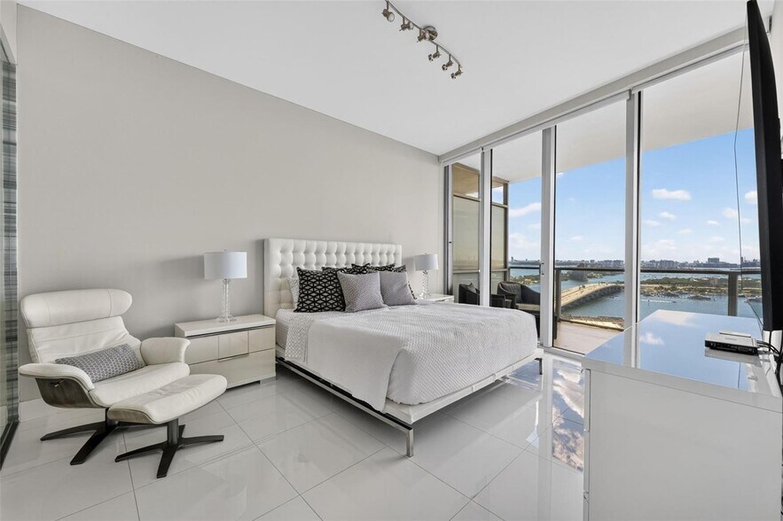 Building Photo - 1100 Biscayne Blvd