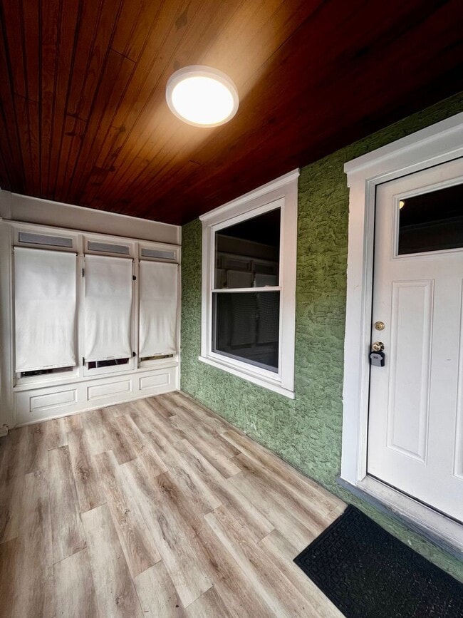 Building Photo - Spacious 4 Bedroom Home Available Now!