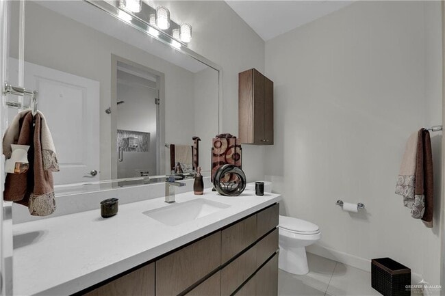 Building Photo - 28 Sycamore Ave