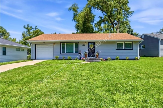 Building Photo - Lovely Ranch in Lenexa-Available NOW!!