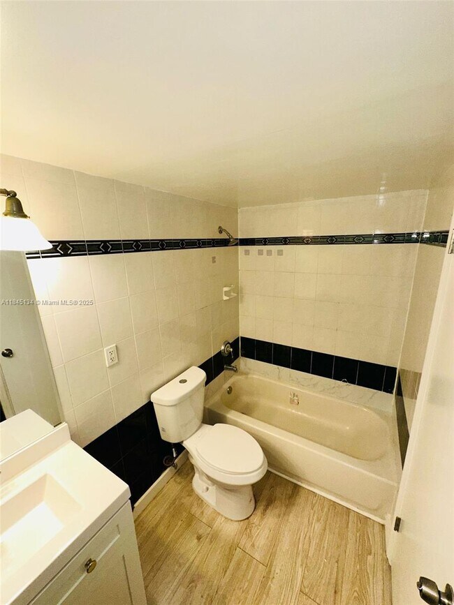 Building Photo - 9281 W Bay Harbor Dr