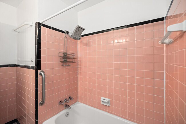 Building Photo - 354 Chicago Ave