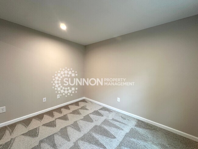 Building Photo - 3 Bedroom Townhome in Mountain Island