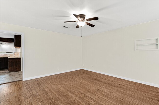 Building Photo - 1101 W Semands St