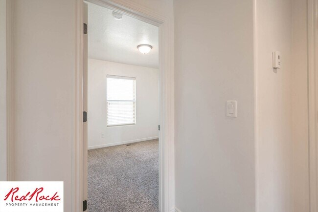 Building Photo - Pet Friendly! Spacious 4 Bedroom Townhome!