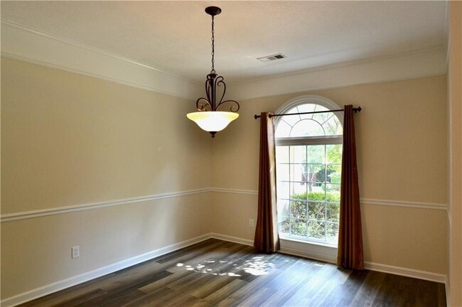 Building Photo - 911 Oakwood Dr