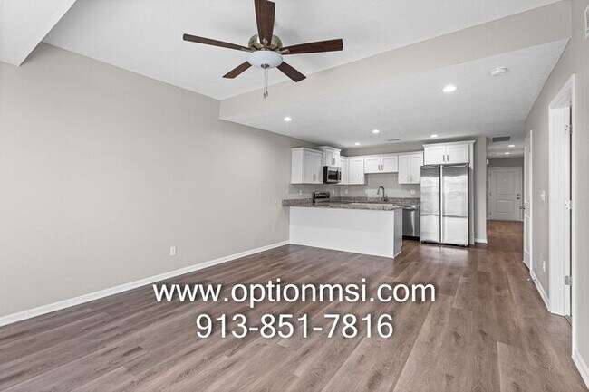 Building Photo - Fresh 3 Bedroom, 2 Bathroom Half Duplex