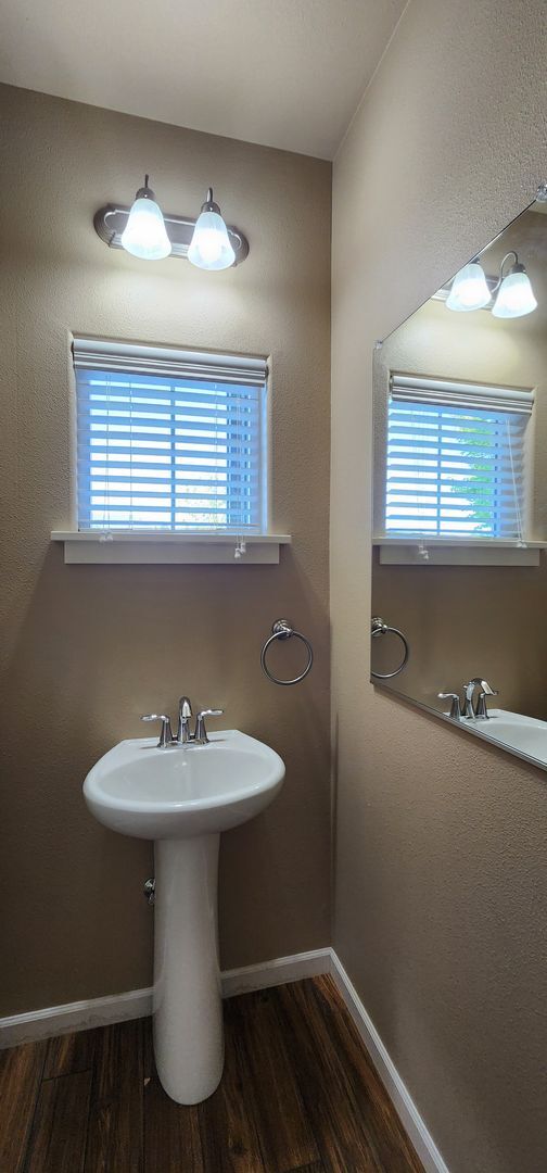 Building Photo - Luxurious Duplex in Corvallis