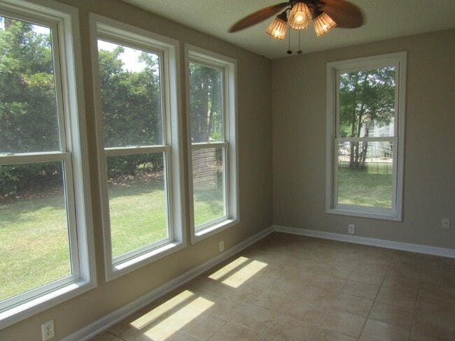 Building Photo - 2208 Seaford Dr
