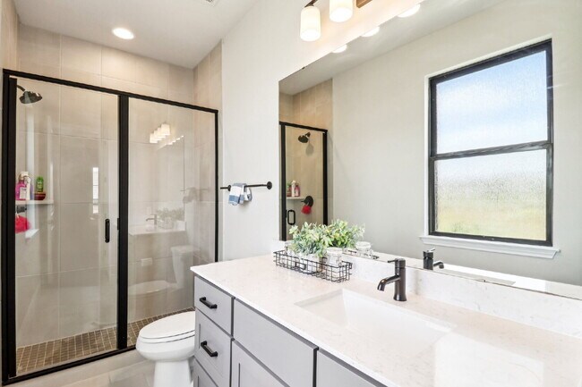 Building Photo - "Spacious 5-Bed Oasis with 4.5 Baths – You...