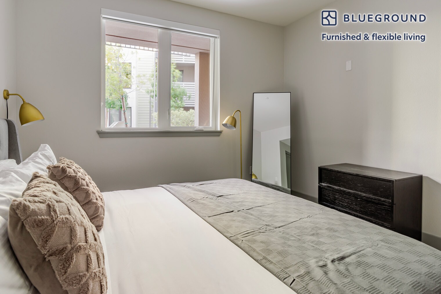 Building Photo - 1800 Lacassie Ave