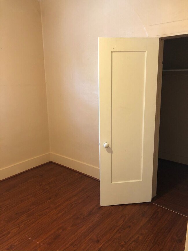 Building Photo - Quaint 2 bedroom duplex near downtown, utilities included!