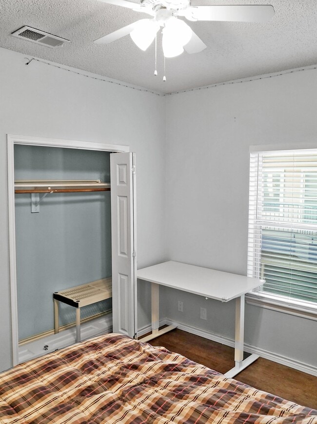 Building Photo - 2414 Longview St