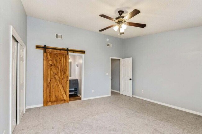 Building Photo - Exquisitely Renovated End Unit Townhome Ju...