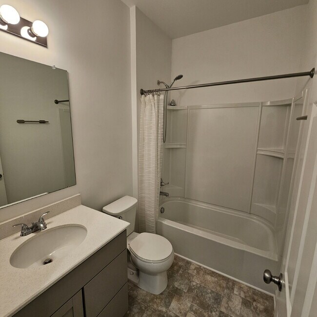 Building Photo - 4 bedroom, 3 full bathrooms, 2 car garage ...