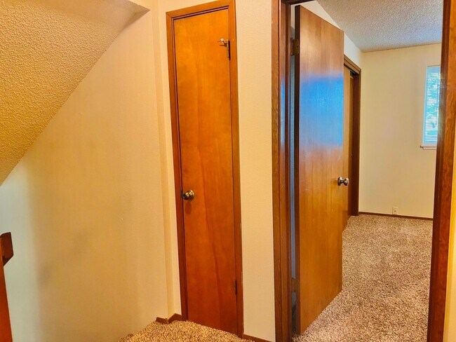 Building Photo - Eastside Olympia/ Must See! Available Now-2bd 1bath