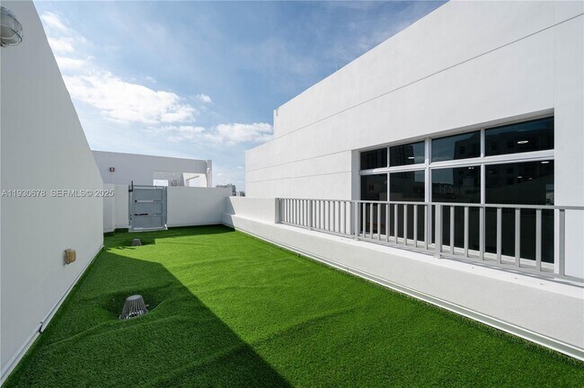 Building Photo - 1712 SW 2nd Ave