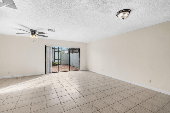 Building Photo - 9112 SW 21st Ct