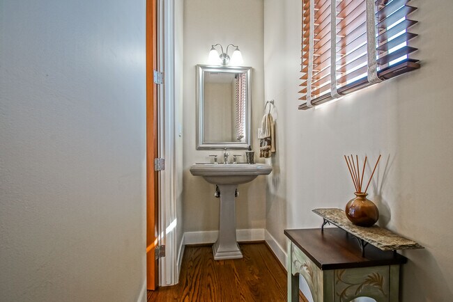 Building Photo - 308 Gull St