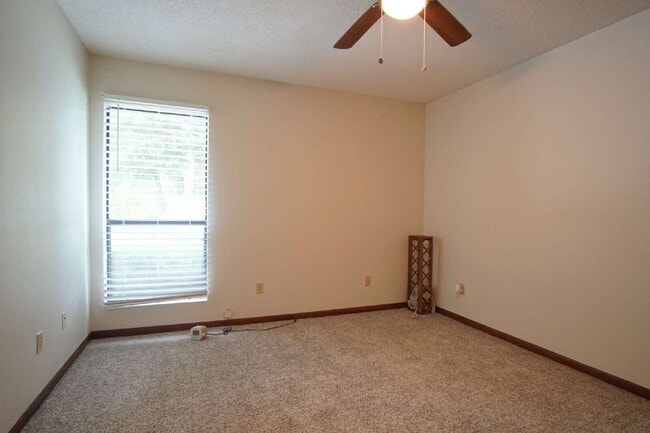Building Photo - Spacious End-Unit Townhome with Lake Views...