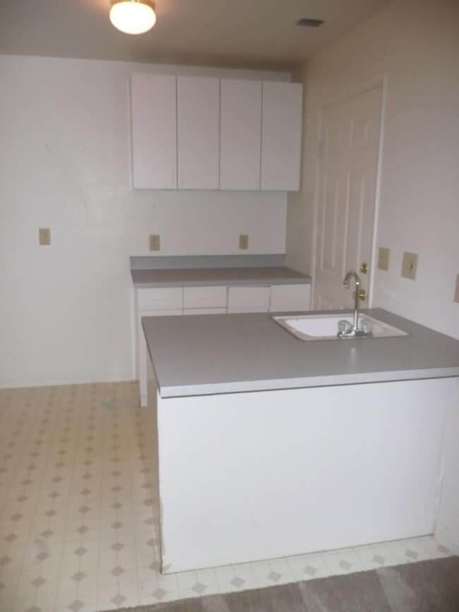 Building Photo - 1205 Duke Dr