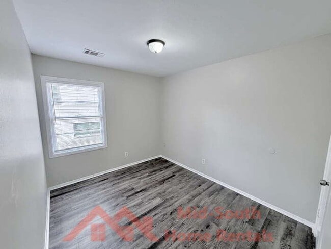 Building Photo - 1880 Willow Wood Ave