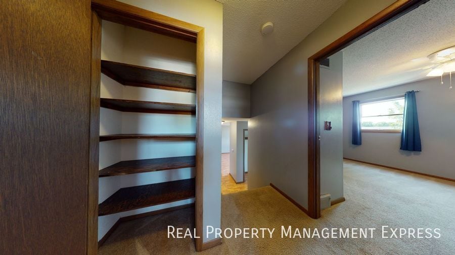 Building Photo - 3 Bed 2 Bath Duplex w/ Attached Garage