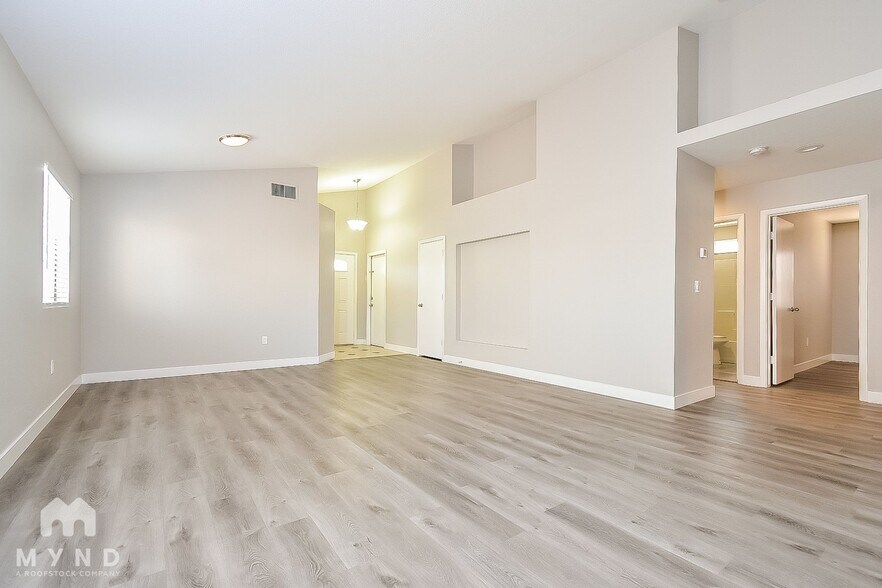 Building Photo - 5304 Del Lago Dr