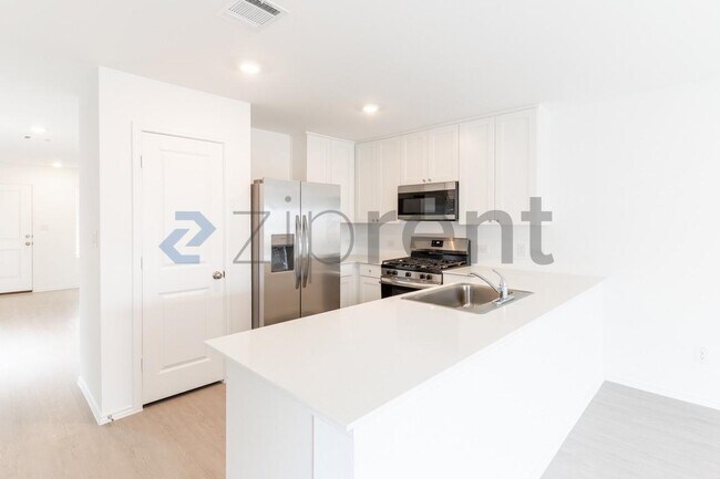 Building Photo - 208 Skyfire St