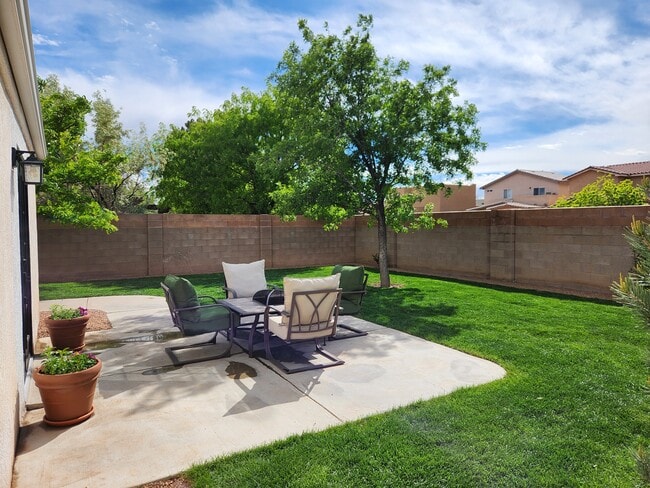 Building Photo - 1304 Villa Campo NE
