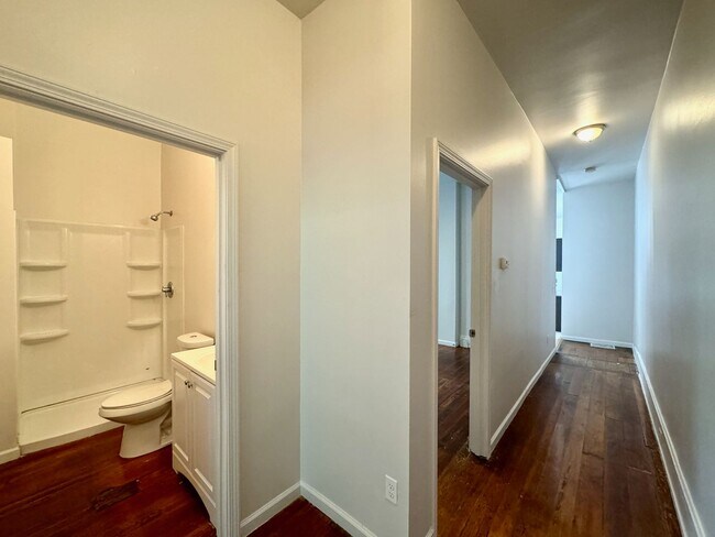 Building Photo - 4 bed/2 full bath Rental on Warner - Mins ...