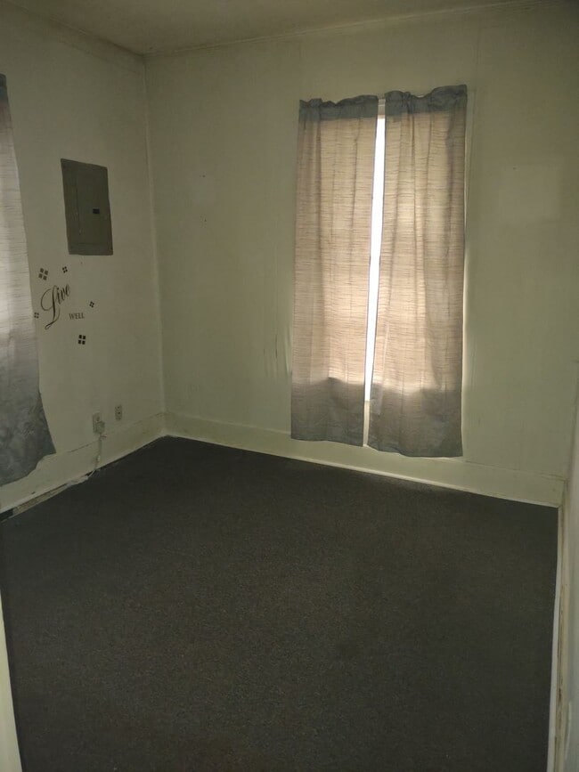 Building Photo - 2 Bedroom / 1 Bath Paducah