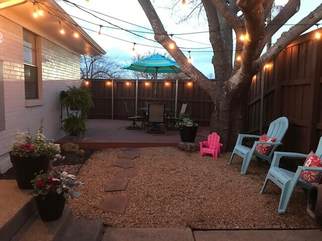 Deck w/table & chairs, umbrella - 501 Rogers Way