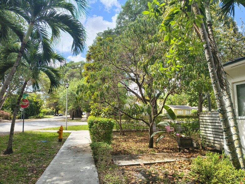 Building Photo - 789 Pinecrest Dr
