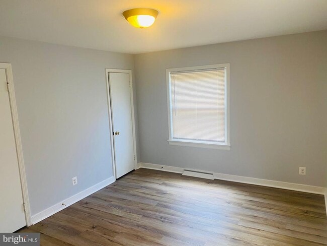 Building Photo - 856 Churchill Dr