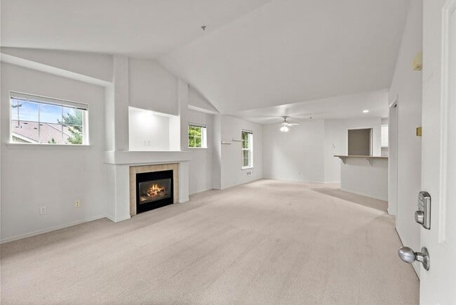 Building Photo - Charming 2 Bed Condo in DuPont | Fresh Pai...