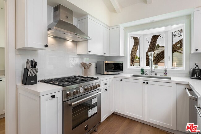 Building Photo - 527 S Bentley Ave