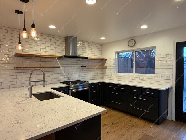 Building Photo - Find a piece of serenity in Historic Old Bend! (Unfurnished)