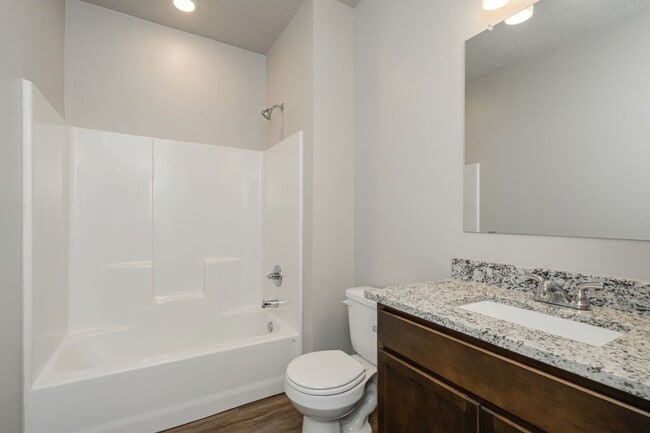 Building Photo - Bright & Cozy Townhome