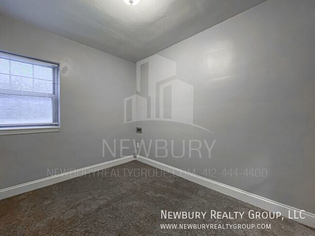 Building Photo - Cozy 2 Bedroom Available Now!